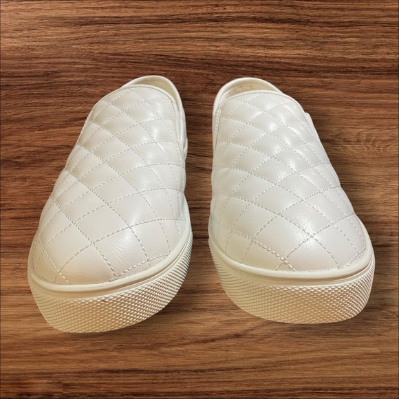 Dreampairs Classic White Quilted Slip-On Sneakers - Picture 4 of 9